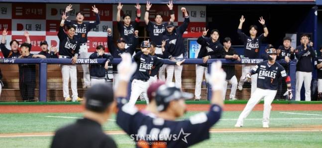 한화 류현진 등 선수들이 9일 고척스카이돔에서 열린 2025 KBO리그 키움히어로즈와 한화이글스 경기 6회초 바뀐투수 오석주를 상대로 연속안타를 만들어내자 환호하고 있다. /사진=강영조 기자