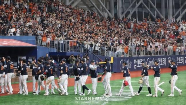 2025 신한 SOL Bank KBO리그 키움 히어로즈 대 한화 이글스 경기가 11일 서울 고척스카이돔에서 열렸다. 한화 선수들이 키움에 8-0으로 승리하며 12연승을 거둔 후 김경문 감독과 하아파이브하고 있다. /사진=김진경 대기자