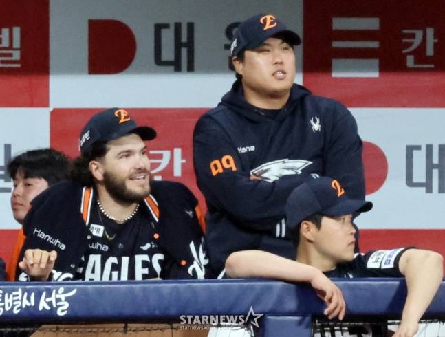 한화 선발투수 폰세가 10일 고척스카이돔에서 열린 2025 KBO리그 키움히어로즈와 한화이글스 경기에서 류현진과 수다를 떨고 있다./사진=강영조 기자