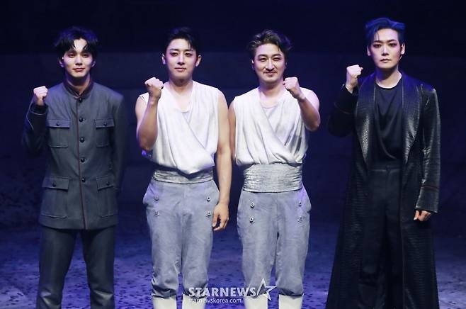 배우 유승호, 손호준, 김준원, 양지원이 13일 오후 서울 서강대학교 메리홀에서 진행된 연극 '킬링시저' 프레스콜에서 유승호 등 출연배우들이 열연하고 있다. . '킬링 시저'는 공화정을 지킨다는 명분으로 벌어진 시저 암살이 결국 또 다른 독재자를 탄생시킨 아이러니를 다룬 작품이다. /2025.05.13 /사진=이동훈 photoguy@