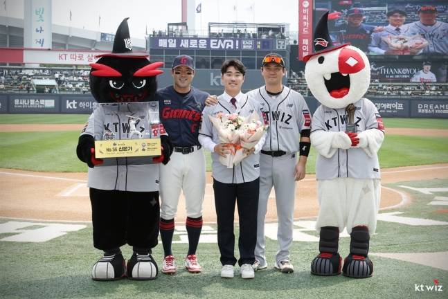 前 롯데, KT 내야수 신본기(가운데)는 지난 11일 수원KT위즈파크에서 열린 '2025 신한 SOL Bank KBO 리그' KT 위즈와 롯데 자이언츠 더블헤더 1경기 자신의 은퇴식에 참가했다. 신본기는 선수 생활 내내 많은 응원을 보내준 팬들에게 고개 숙여 감사 인사를 전했다. KT 위즈