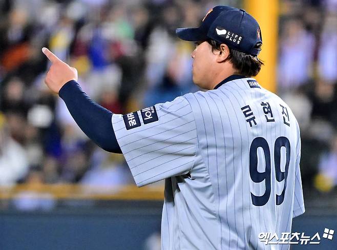 한화 투수 류현진은 오는 13일 대전한화생명볼파크에서 열릴 '2025 신한 SOL Bank KBO 리그' 두산과 주중 3연전 첫 경기에서 선발 등판한다. 그는 대전 신구장에서 극강의 투구를 선보이고 있다. 13연승을 향한 기대감이 커지는 현재다. 엑스포츠뉴스 DB