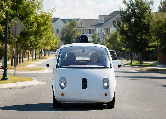 파이어플라이에 탑승한 시각장애인 스티브 사진 출처 : 웨이모 홈페이지