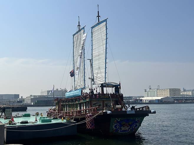 261년 만에 오사카에 도착한 조선통신사선 재현선 (오사카=연합뉴스) 김예나 기자 = 13일 일본 오사카항 ATC 부두에 조선통신사선을 재현한 선박이 정박해 있다. 국립해양유산연구소는 한일 국교 정상화 60주년을 맞은 올해 오사카까지 항해했다. 조선통신사선이 오사카에 도착한 건 1763∼1764년 제11차 사행(使行·사신 행차를 의미) 이후 약 261년 만이다. 2025.5.13
yes@yna.co.kr