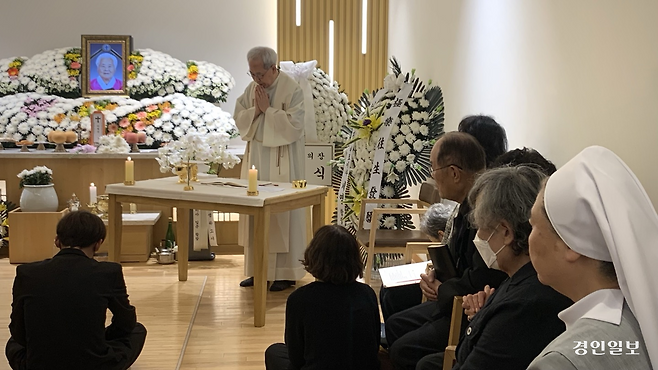 13일 오전 용인시 쉴낙원 장례식장에 마련된 고(故) 이옥선 할머니의 빈소에서 천주교 미사가 진행되고 있다. 조문객들이 묵상하며 고인을 추모하고 있다. 2025.5.13 /유혜연기자 pi@kyeongin.com