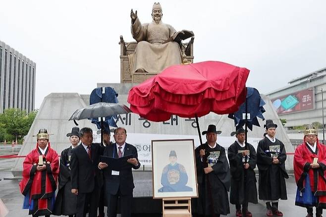 지난 9일 서울 세종문화회관과 세종대왕 동상 앞에서 열린 '청년 세종 어진 제작 발표회 및 봉정식'. 연합뉴스