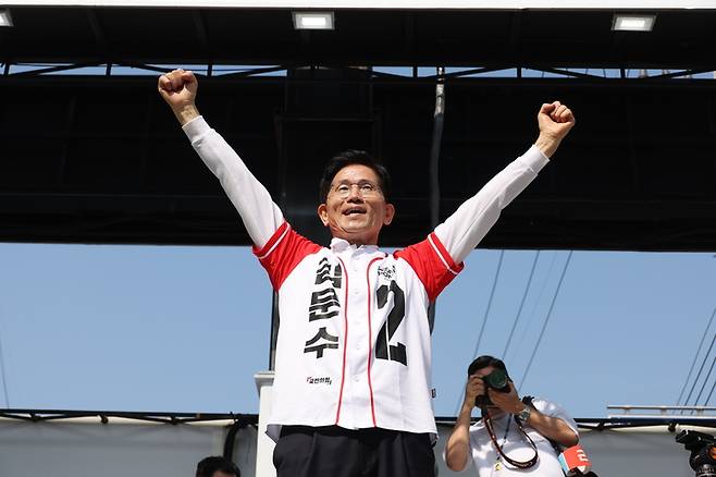 국민의힘 김문수 대선 후보가 14일 경남 진주시 진주광미사거리에서 유세를 하고 있다. 연합뉴스