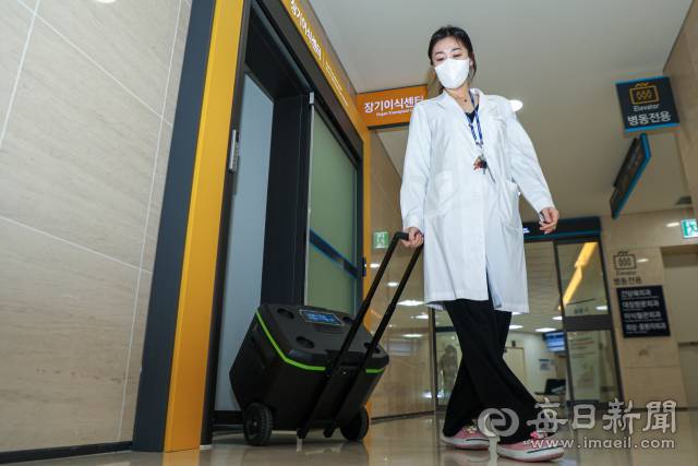 24일 대구 계명대학교 성서동산병원에서 김민애 장기 이식 코디네이터가 장기 보관 아이스박스를 챙겨 수술실로 향하고 있다. 안성완 기자 asw0727@imaeil.com