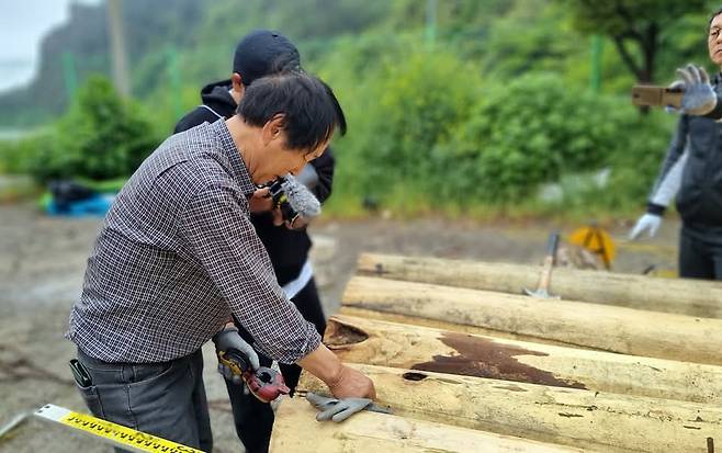 떼배를 건조 중인 박태하어르신. /울릉도독도해양연구기지