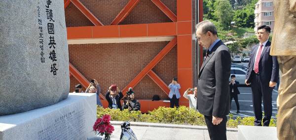 이명박 전 대통령이 14일 모교인 포항동지고등학교를 방문한 가운데, 동지상업중학생 6·25전쟁 호국영웅탑 앞에서 묵념하는 모습. 황영우 기자