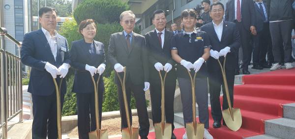 이명박 전 대통령이 14일 모교인 포항동지고등학교를 방문한 가운데, 기념식수를 한 후 기념촬영한 모습. 황영우 기자
