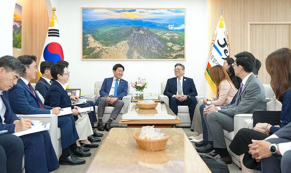 14일 알제논 야우(Algernon Yau) 홍콩 상무경제발전부 장관과 만난 오영훈 제주도지사. ⓒ헤드라인제주