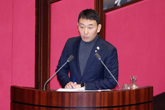 김용민 더불어민주당 의원이 지난 2월 13일 오후 서울 여의도 국회에서 열린 제422회 국회(임시회) 제5차 본회의에서 최상목 대통령 권한대행 부총리 겸 기획재정부 장관에게 경제에 관한 대정부 질문을 하고 있다. 사진=뉴스1