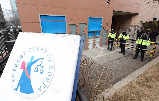 지난 1월 20일 서울서부지방법원에서 철제 간판이 훼손돼 외벽에 기대어져 있다. (사진=연합뉴스)