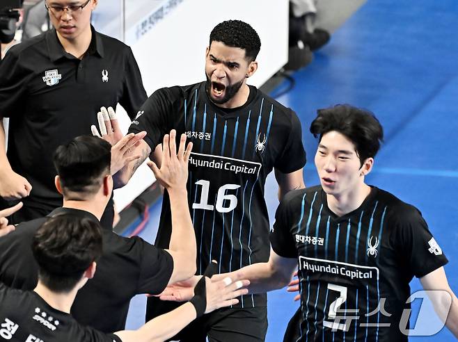 다음 시즌도 현대캐피탈을 이끌 쌍포 레오와 허수봉.(한국배구연맹 제공, 재판매 및 DB 금지)