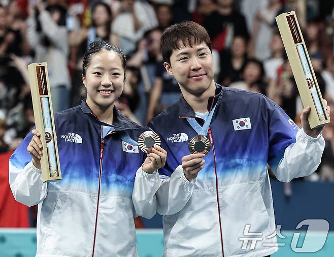 대한민국 탁구 대표팀 신유빈, 임종훈 선수가 30일(한국시간) 프랑스 파리 사우스 파리 아레나4에서 열린 '2024 파리올림픽' 탁구 혼합복식 시상식에서 수여 받은 동메달을 들고 포즈를 취하고 있다. 2024.7.30/뉴스1 ⓒ News1 이동해 기자