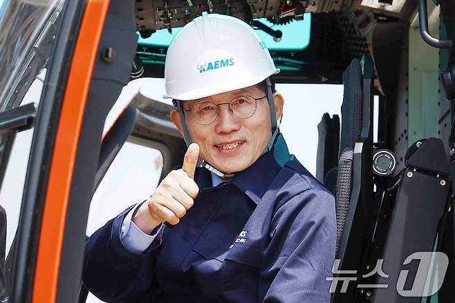 김문수 국민의힘 대통령 후보가 14일 경남 사천시 항공정비업체 한국항공서비스에 방문해 산림청 산불 진화 헬기를 살펴보고 있다. 2025.5.14/뉴스1 ⓒ News1 김민지 기자