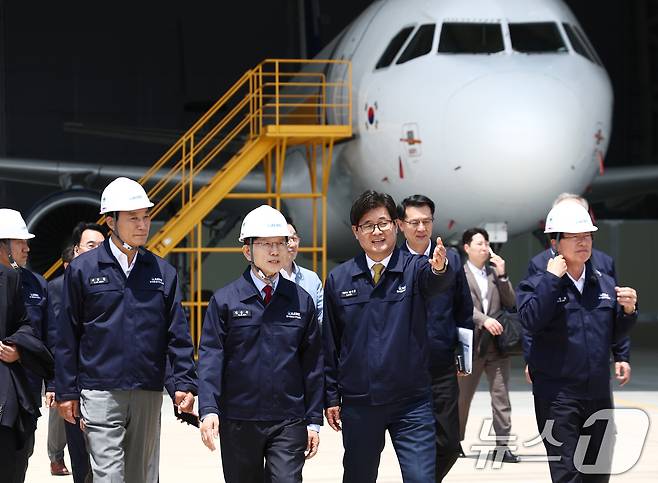 김문수 국민의힘 대통령 후보가 14일 경남 사천시 항공정비업체 한국항공서비스에 방문해 현장을 둘러보고 있다. 2025.5.14/뉴스1 ⓒ News1 김민지 기자