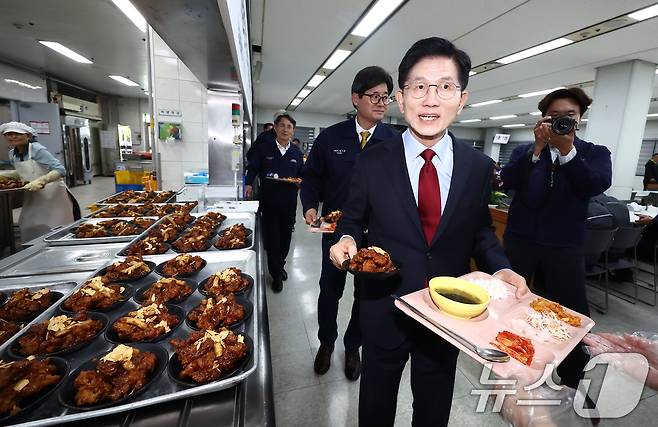 김문수 국민의힘 대통령 후보가 14일 경남 사천시 항공정비업체 한국항공서비스에 방문해 직원들과 식사를 하기 위해 배식을 받고 있다. 2025.5.14/뉴스1 ⓒ News1 김민지 기자