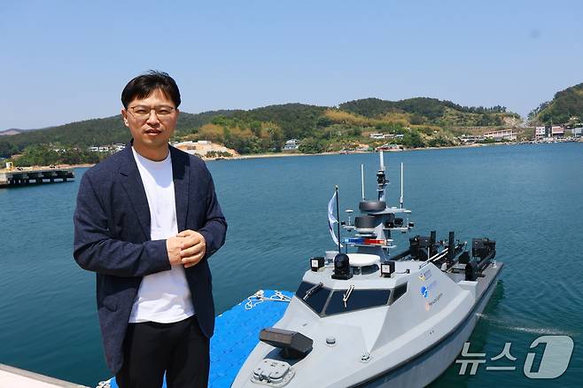 이필엽 한화시스템 무인체계팀장이 13일 오후 경남 거제 장목항에 자리한 한국해양과학기술원(KIOST) 에서 한화시스템이 개발한 정찰용 무인수상정 '해령'(Sea GHOST)을 소개하고 있다. 2025.05.13/뉴스1 김성식 기자