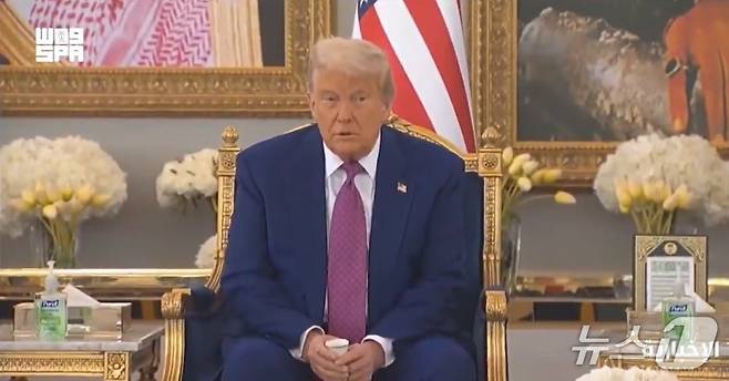 도널드 트럼프 미국 대통령이 13일(현지시간) 사우디아라비아를 방문해 환영의 의미로 건넨 커피를 마시지 않았다. (출처=사우디 통신사 엑스) 2025.5.14./뉴스1