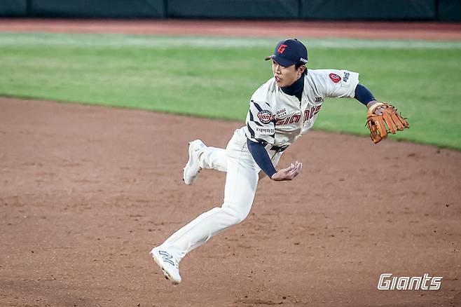 롯데 전민재가 사직구장에서 열린 2025 KBO리그 정규시즌 KIA전에서 수비하고 있다. 사진 | 롯데 자이언츠