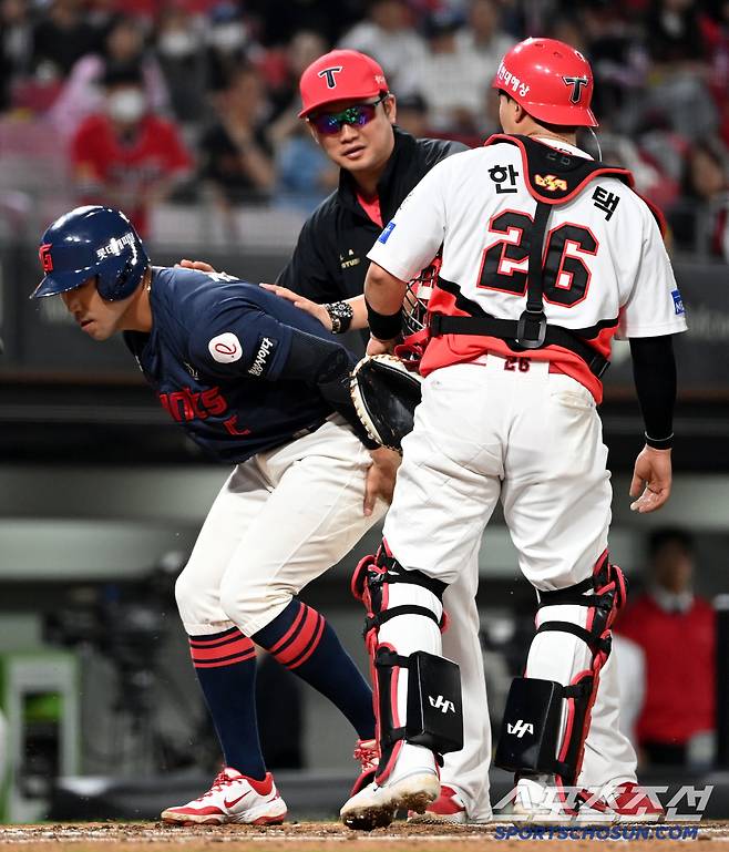 자리를 털고 일어서는 전준우와 끝까지 미안함을 전하는 손승락 코치