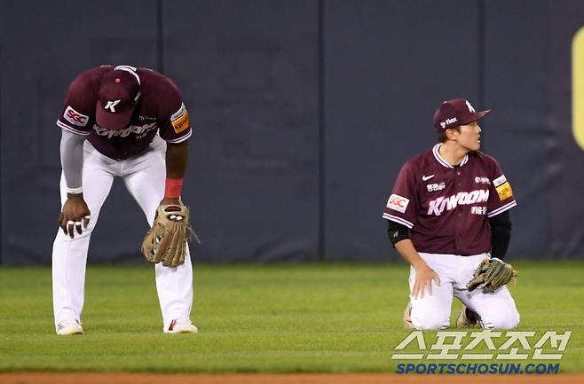 14일 잠실구장에서 열린 LG 트윈스와 키움 히어로즈의 경기. 6회말 무사 2루 LG 박동원 타구를 실책한 키움 푸이그와 오선진이 아쉬워하고 있다. 잠실=박재만 기자 pjm@sportschosun.com/2025.05.14/
