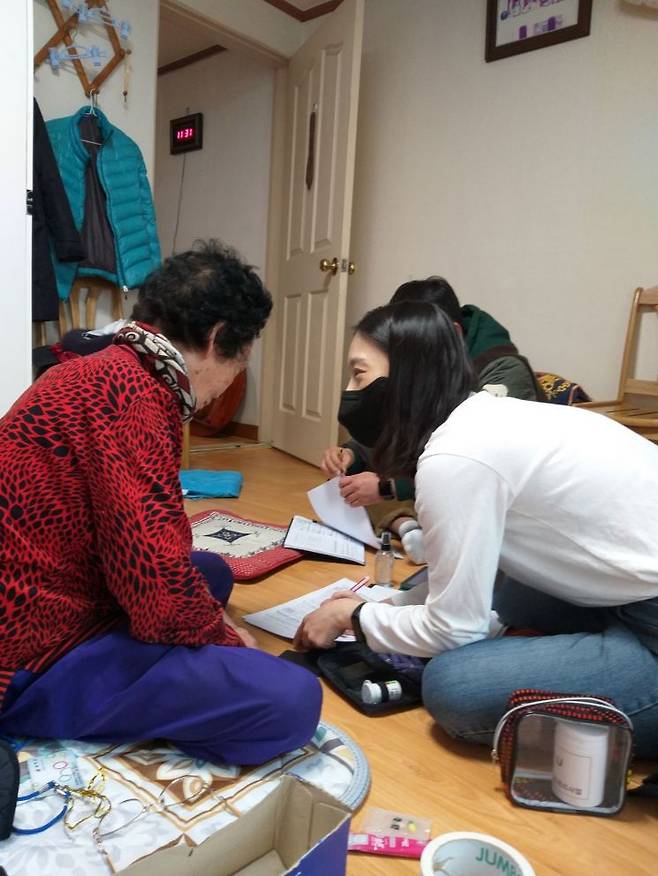 찾아가는 복지서비스를 시행하는 모습. 강서구 제공.