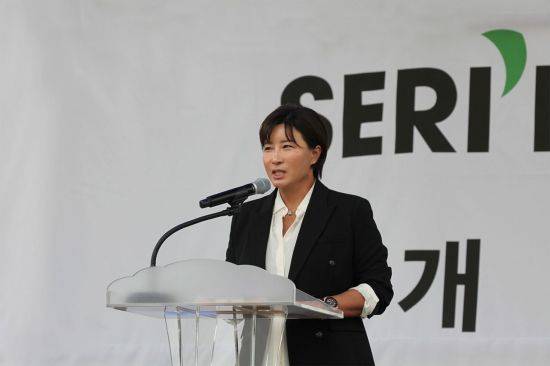 박세리가 'SERI PAK with 용인' 개관식에서 인사말을 하고 있다. 바즈인터내셔널