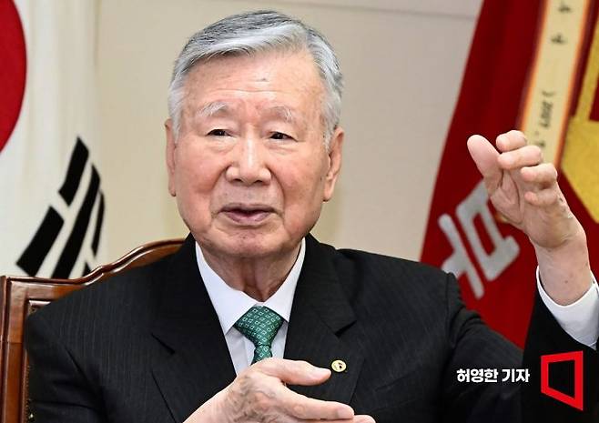 이중근 부영그룹 회장이 13일 서울 중구 사옥에서 기자와 만나 기업 경영과 사회적 역할에 대해 이야기하고 있다. 허영한 기자