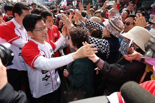 국민의힘 김문수 대선 후보가 14일 경남 진주시 진주광미사거리에서 유세를 하기전 지지자들과 인사하고 있다. 연합뉴스