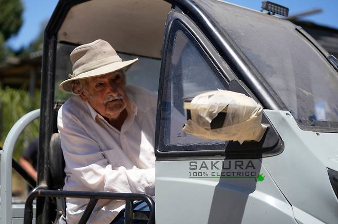 지난 2월 우르과이 몬테비데오의 농장에서 전기차를 몰고 있는 호세 무히카 전 대통령의 생전 모습. /신화 연합뉴스