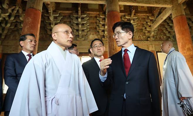 김문수 국민의힘 대선 후보가 14일 오후 경남 양산시 통도사를 방문해 이야기를 나누고 있다./ 김지호 기자