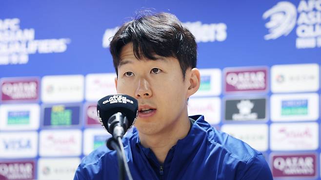 대한민국 축구대표팀 손흥민이 지난 3월 19일 경기 고양종합운동장에서 3월 A매치 대비 훈련에 앞서 열린 공식 기자회견에서 취재진의 질문에 답하고 있다./뉴시스