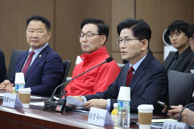 김문수 국민의힘 대통령 후보가 경남 사천시 우주항공청에서 열린 간담회에서 인사말을 하고 있다. /뉴스1