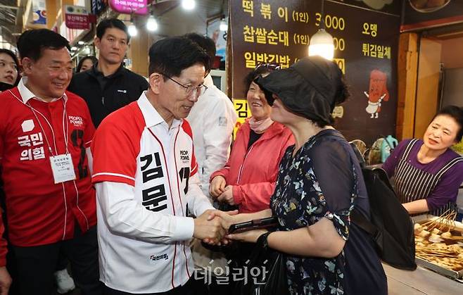 김문수 국민의힘 대선 후보가 13일 오후 울산 남구 신정시장에서 시민들과 인사를 나누고 있다. ⓒ데일리안 방규현 기자