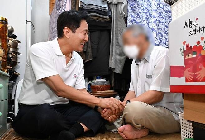쪽방촌 찾은 오세훈 서울시장.ⓒ서울시 제공