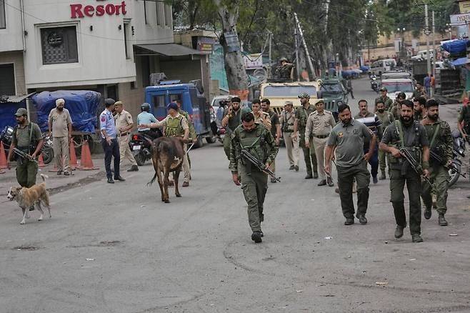 지난 8일(현지시간) 인도령 카슈미르 지역의 보안 요원들이 순찰하는 모습ⓒ연합뉴스