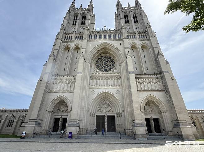 가톨릭 역사상 첫 미국 출신 교황으로 레오 14세가 선출됐다. 사진은 새 교황 선출 후 첫 주일을 맞은 11일(현지 시간) 미국 워싱턴 국립대성당의 풍경.
워싱턴=신진우 특파원 niceshin@donga.com