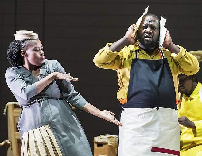 공연 작품 ‘시빌’에서 연기자가 예언이 적힌 종이에 귀를 대고 소리를 듣고 있다. 2019년 이탈리아 로마 오페라 극장에서 초연한 ‘시빌’은 2023년 영국 올리비에상 오페라 부문 최고상을 받았다. GS아트센터 제공