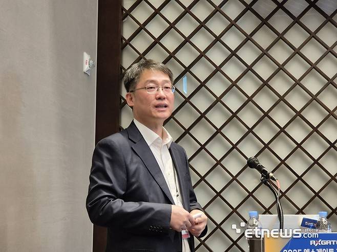 주갑수 엑스게이트 대표가 기자간담회에서 양자 암호 기술 및 AI 기반 애플리케이션 인지 기술의 개발 배경과 향후 계획에 대해 설명하고 있다.