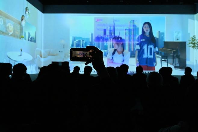 '2025 오사카·간사이 엑스포' 관람객들이 한국관 내 3관을 관람하고 있다.(사진=KOTRA)