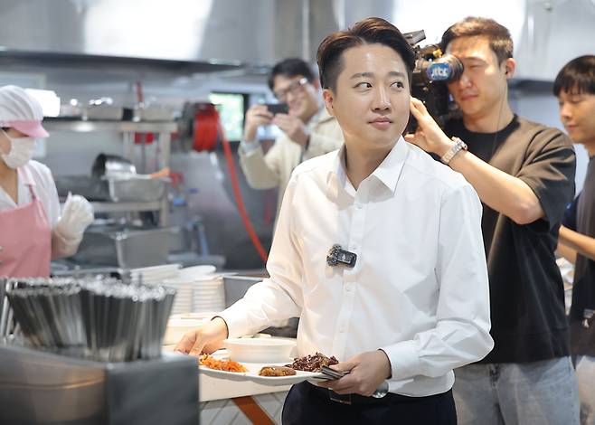 이준석 개혁신당 대선 후보가 14일 '학식먹자 이준석' 행사가 열린 부산 금정구 부산대학교에서 배식을 받은 뒤 이동하고 있다. 연합뉴스.