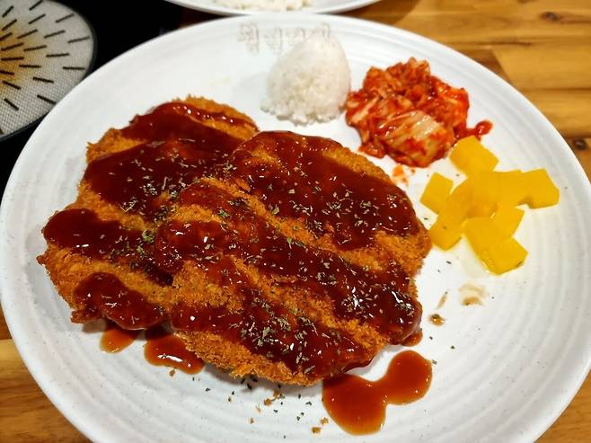 cb08fcc5ed67cf391927ab1aacf3942e.jpg 경양식 돈까스 흰쌀밥 근본은 솔직히 이거지 ㄷㄷㄷ.jpg