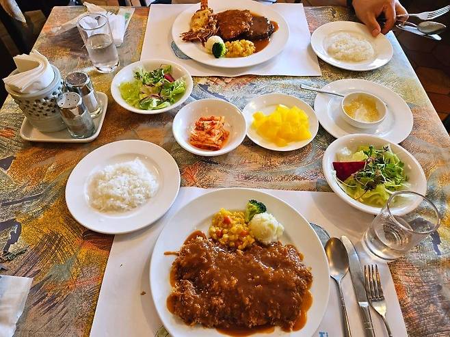 SE-787659c7-33d9-40e9-872c-dc162862ac1f.jpg 경양식 돈까스 흰쌀밥 근본은 솔직히 이거지 ㄷㄷㄷ.jpg