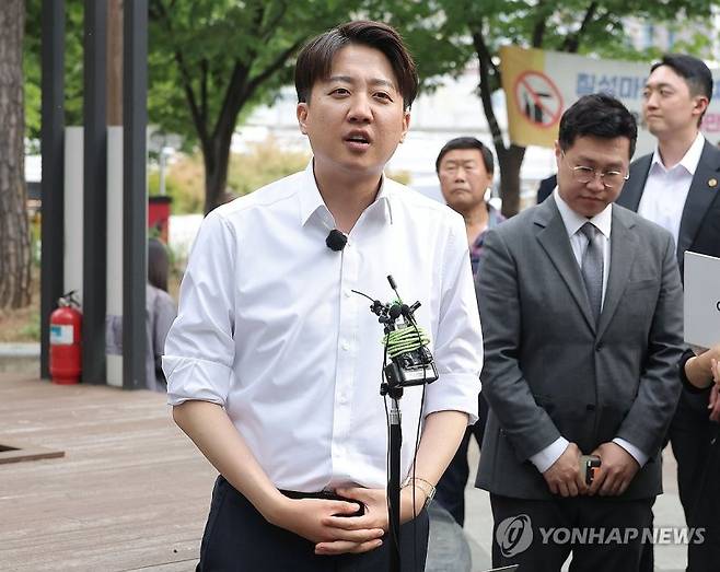 14일 부산 성균관유도회를 찾은 이준석 개혁신당 대통령 후보가 기자들과 만나 질의응답을 하고 있다. 연합뉴스