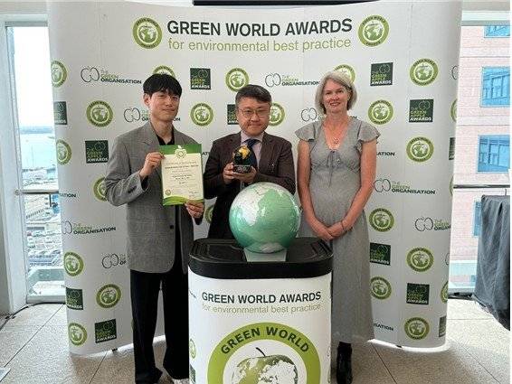 12일 뉴질랜드 오클랜드에서 열린 '2025년 그린 월드 어워즈' 시상식에서 부산시 관계자가 을숙도 생태복원 프로젝트로 금상을 수상한 후 기념사진을 촬영하고 있다. 부산시 제공