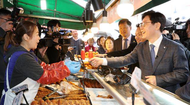 이재명 더불어민주당 대선 후보가 경기지사 시절이었던 2019년 8월 경기 수원시 남문시장 도넛가게에서 경기지역화폐를 사용하고 있다. 경기도청 제공