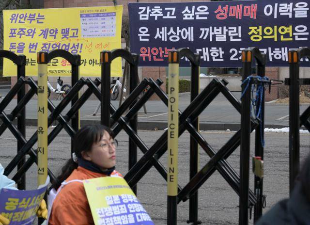 지난달 19일 서울 종로구 옛 일본대사관 앞에서 제1692차 수요시위와 '위안부' 피해를 부정하는 혐오 집회가 동시에 열리고 있다. 강예진 기자